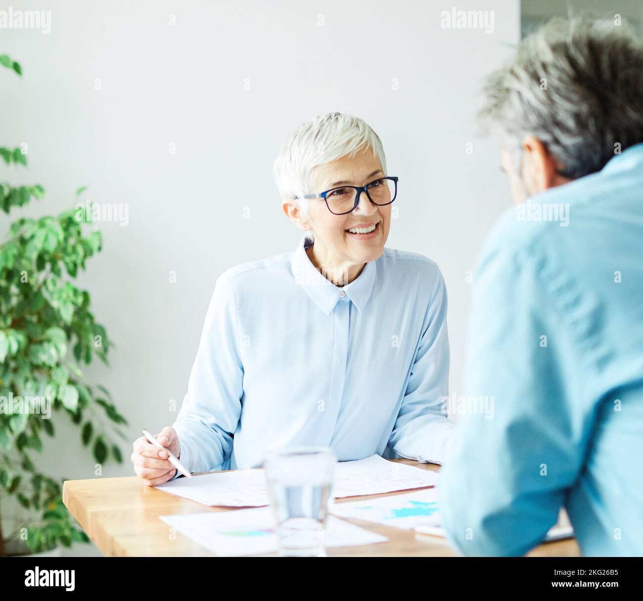 business office discussione lavoro di squadra incontro senior businesswoman collega donna vitalità anziani Foto Stock