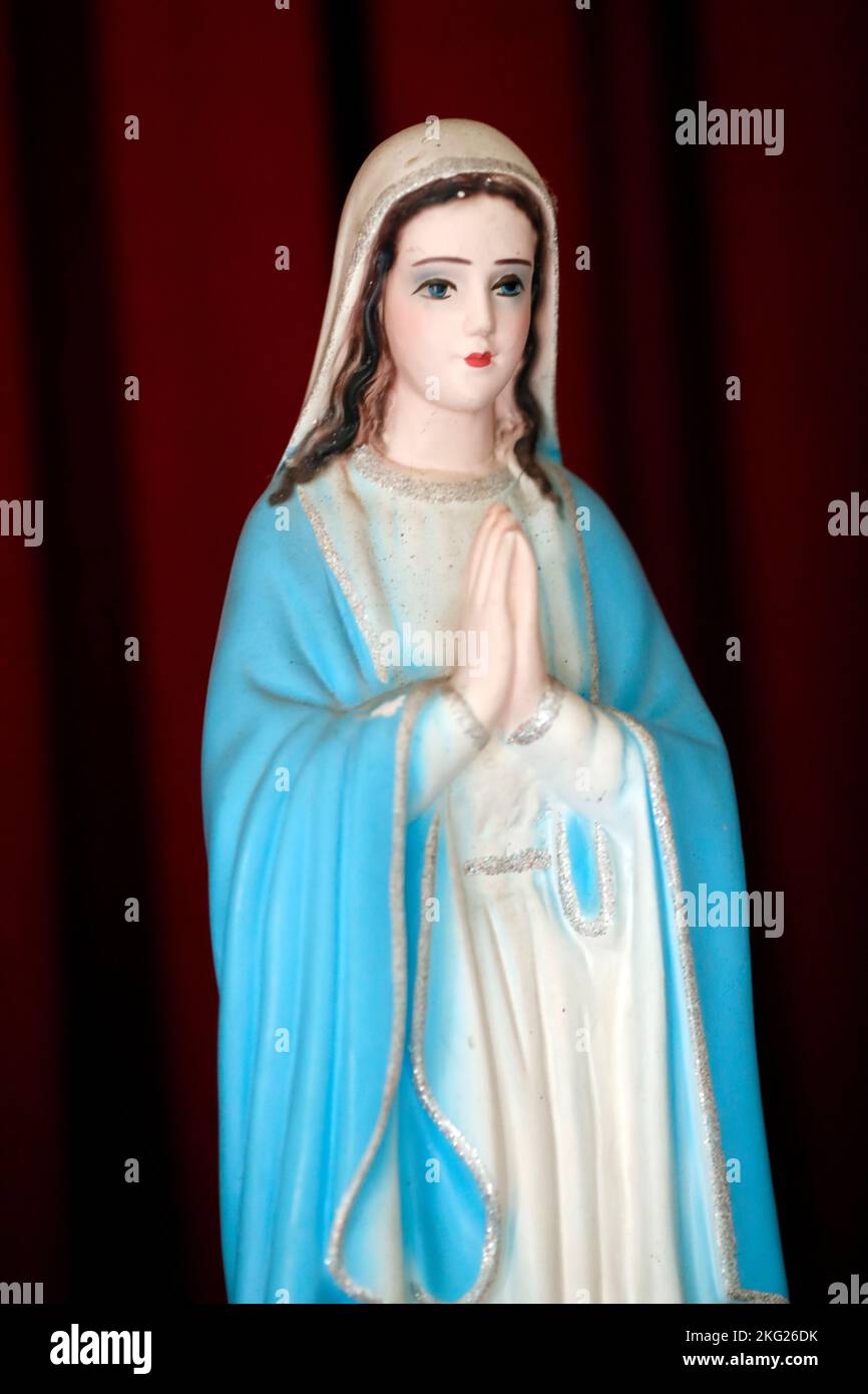 Statua di preghiera di Maria Vrgin. Chiesa cattolica. Chiesa cattolica. Tan Chau. Vietnam. Foto Stock