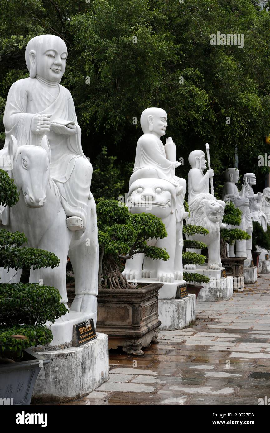 Linh Ung pagoda buddista. Statue di Arhat in pietra. Ogni statua è l'incarnazione di emozioni diverse: Gioia, rabbia, amore e odio. Danang. Vietnam. Foto Stock