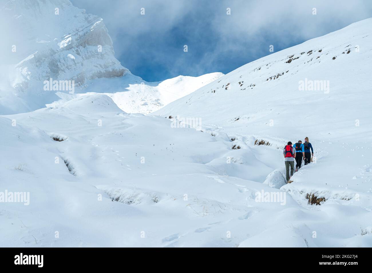 Foto prospettica di un gruppo di escursionisti che esplorano le Alpi innevate dell'alta Savoia, nel nord della Francia Foto Stock