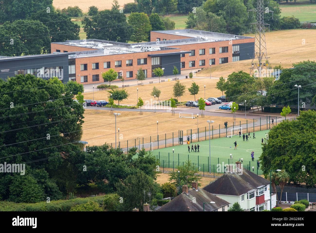 Immagine aerea di Farnborough Spencer Academy a Clifton catturata dal tetto di Southchurch Court, Nottinghamshire Inghilterra UK Foto Stock