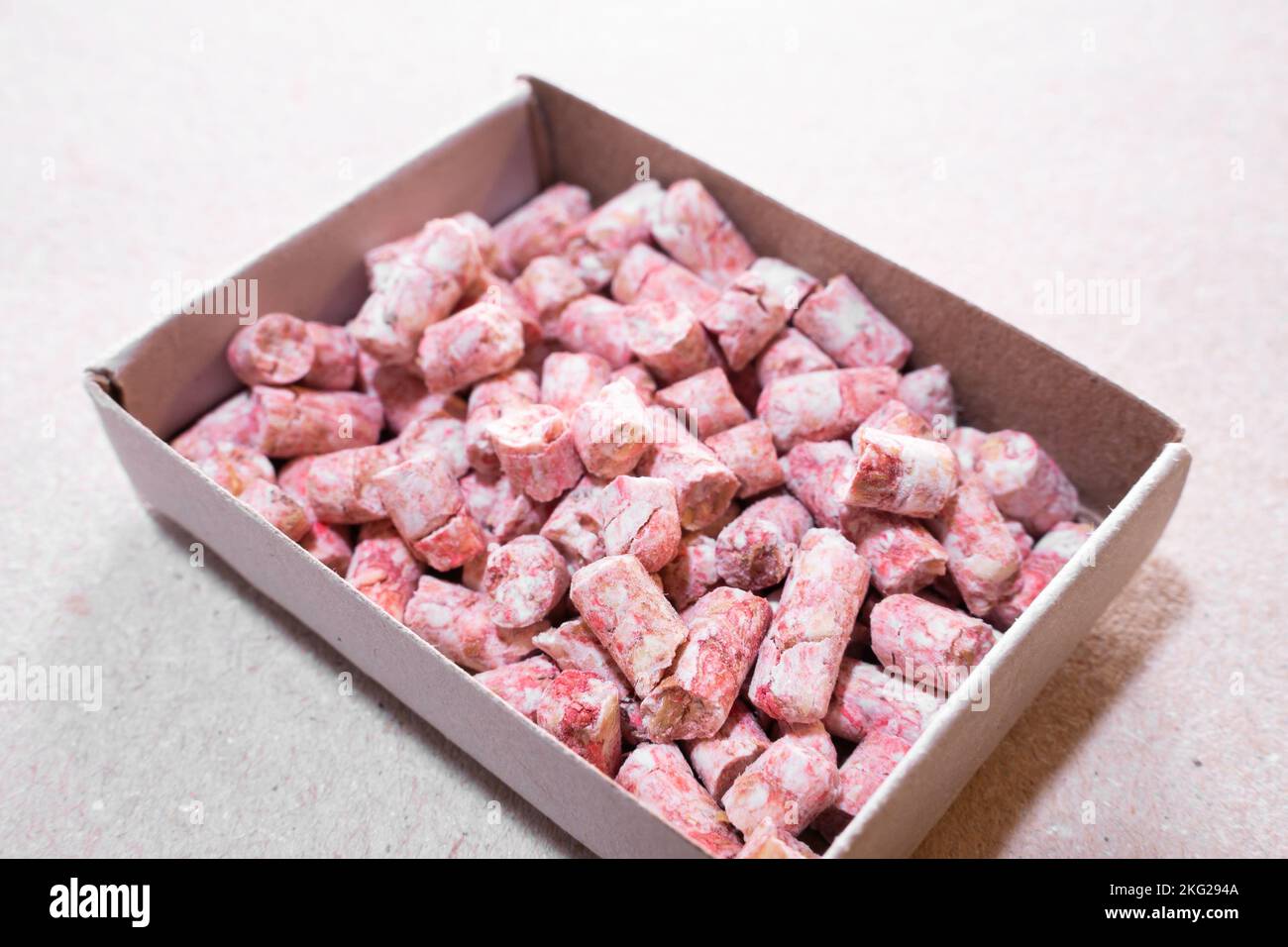 Veleno granulare rosa da ratti e topi primo piano Foto Stock