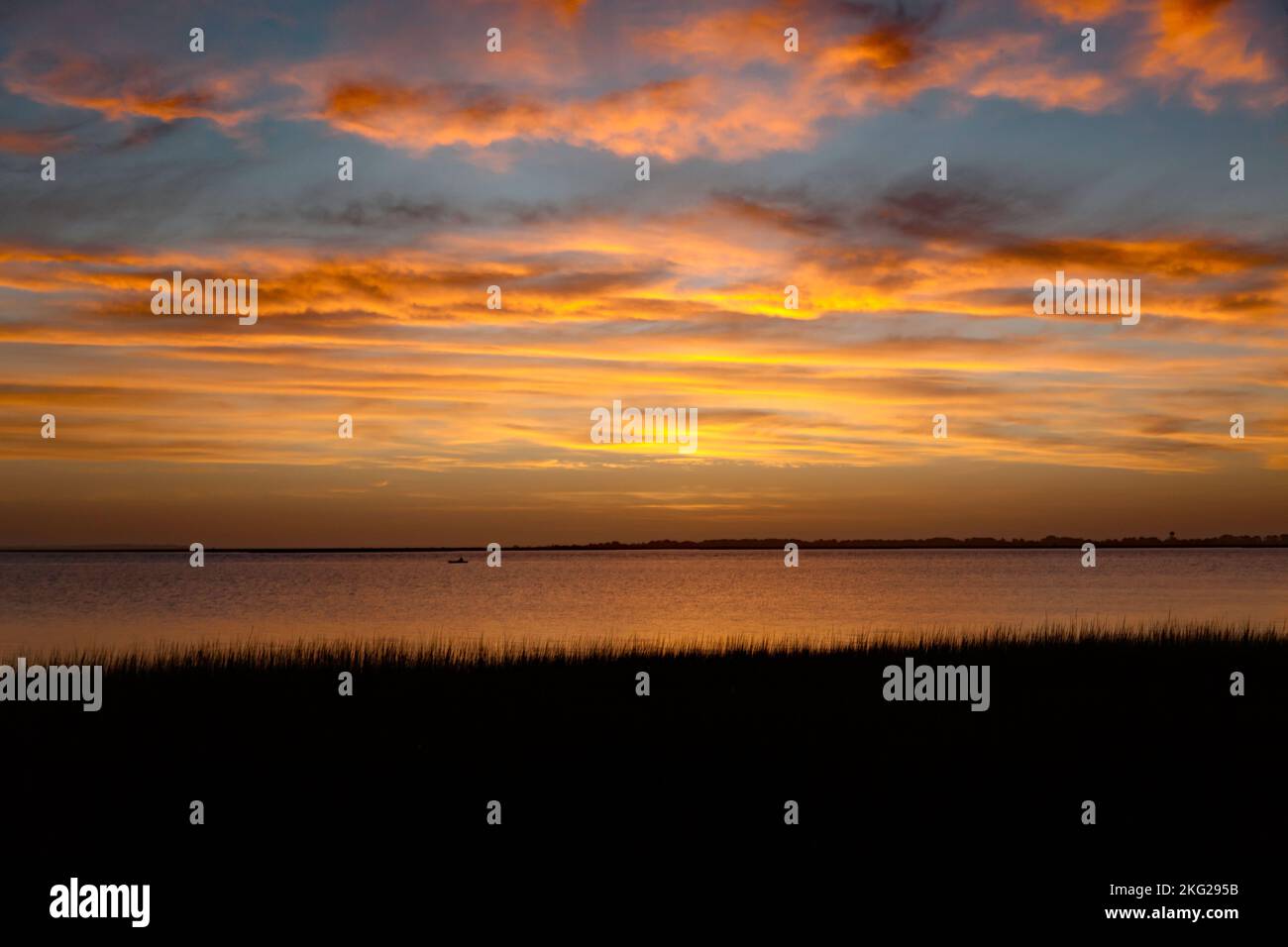 Poco prima dell'alba, guardando verso Watts Bay, Atlantic, Virginia, Stati Uniti, da Nocks Landing. Foto Stock