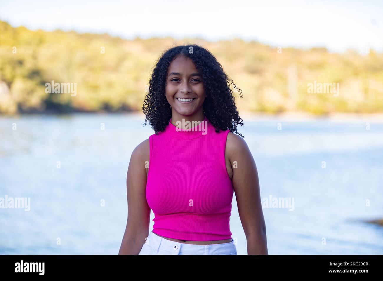 Triste gara mista Africano americano ragazza adolescente giovane donna che passa il tempo libero nella natura Foto Stock