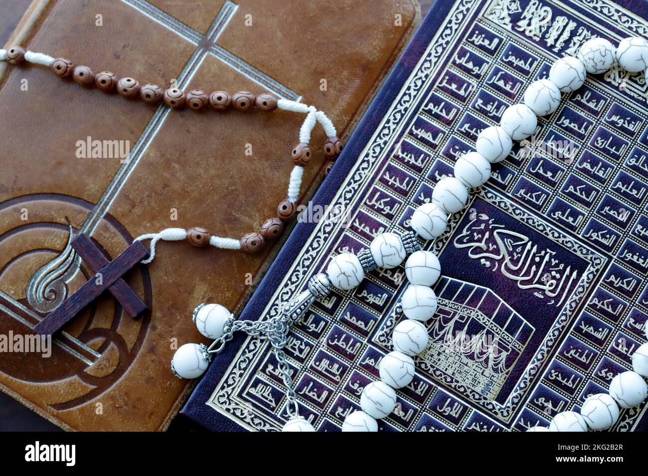 Simboli religiosi : Beads di preghiera musulmana e Corano, Rosario Cristano e Bibbia. Concetto di dialogo interreligioso o interreligioso. Foto Stock