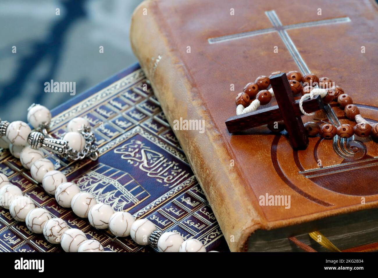 Simboli religiosi : Beads di preghiera musulmana e Corano, Rosario Cristano e Bibbia. Concetto di dialogo interreligioso o interreligioso. Foto Stock