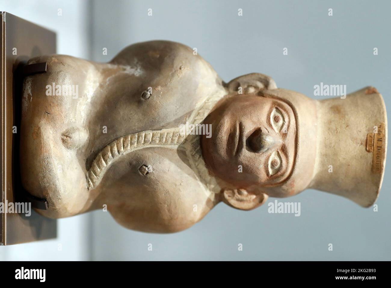 Museo dell'arte e della civiltà di Abu Dhabi. Vaso in forma di uomo prigioniero. Moche cultura. Perù. Emirati Arabi Uniti. Foto Stock