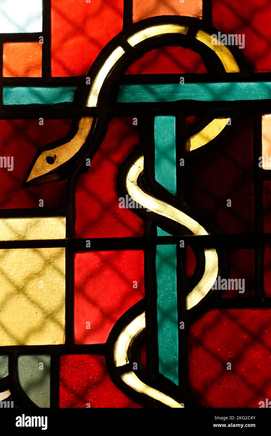 Chiesa di San Bernardo-de-Menthon. Finestra di vetro colorato. Il serpente di Brazen. Svizzera. Foto Stock