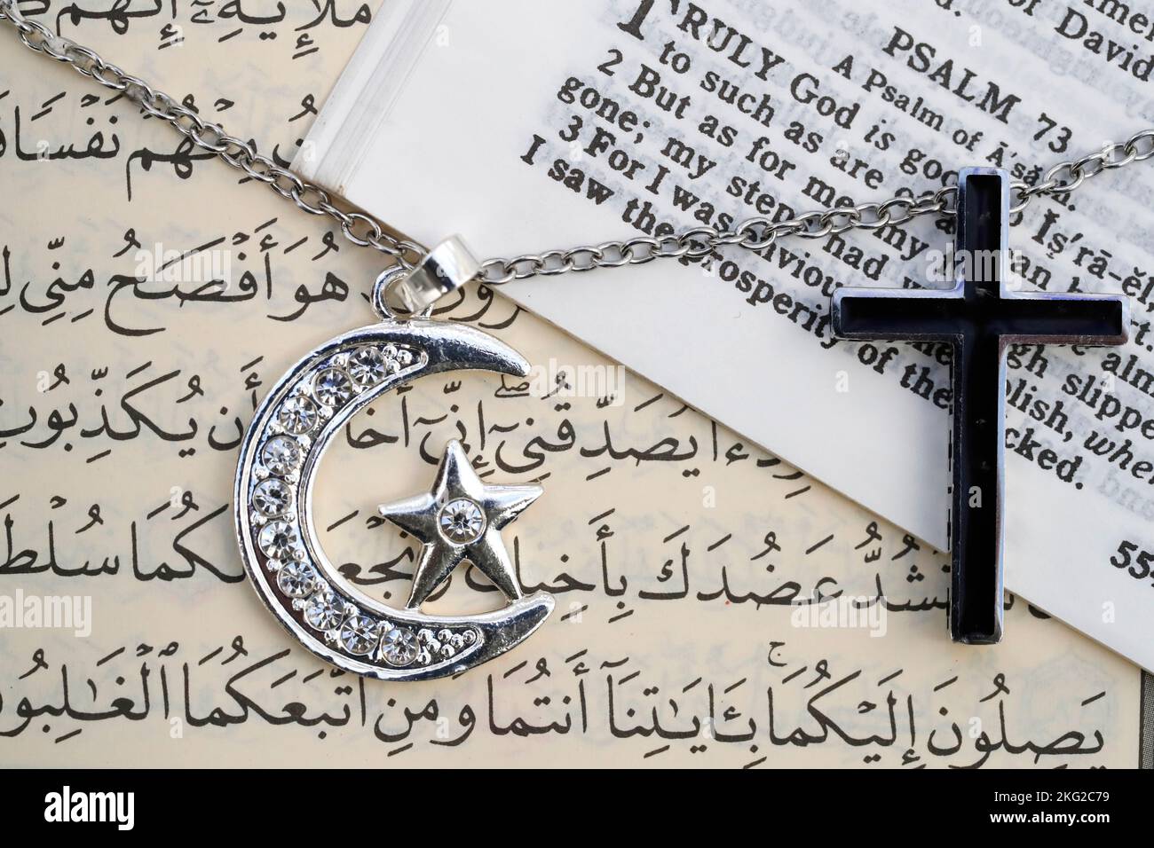 Simboli religiosi : Mezzaluna musulmana e Stella con Corano, e Croce di Cristina con la Bibbia. Concetto di dialogo interreligioso o interreligioso. Foto Stock
