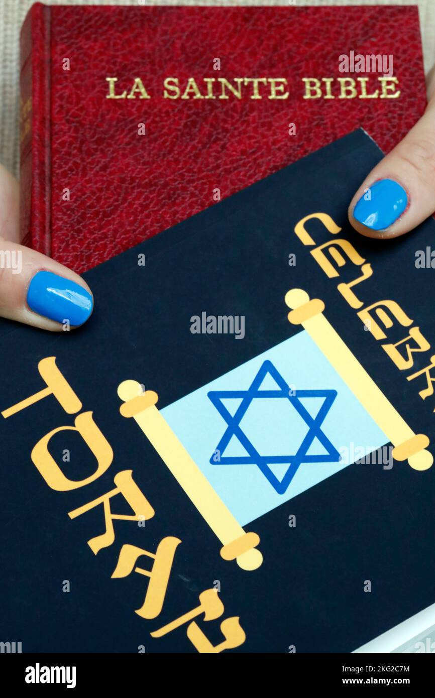 Simboli religiosi : Musulmani del Santo Corano e la Bibbia cristiana. Concetto di dialogo interreligioso o interreligioso. Foto Stock