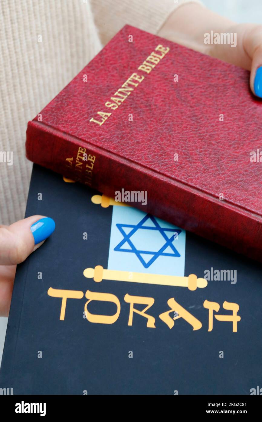 Simboli religiosi : Musulmani del Santo Corano e la Bibbia cristiana. Concetto di dialogo interreligioso o interreligioso. Foto Stock