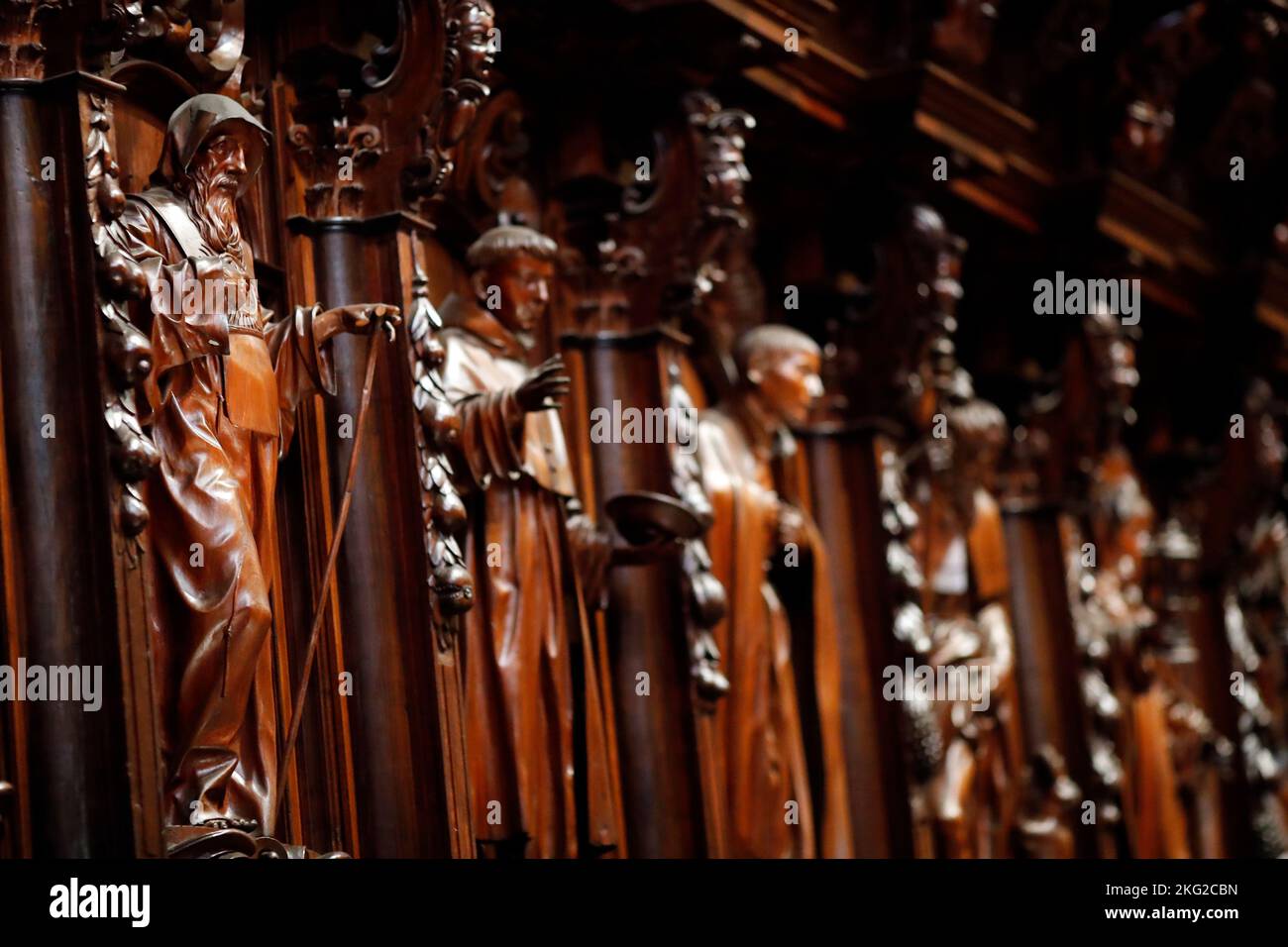 Cattedrale di Malaga. Interno della cattedrale. Le bancarelle con i santi cristiani. Spagna. Foto Stock