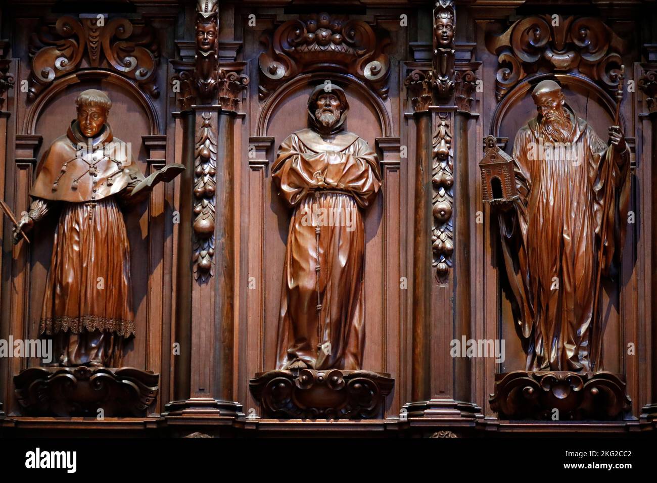 Cattedrale di Malaga. Interno della cattedrale. Le bancarelle con i santi cristiani. Spagna. Foto Stock