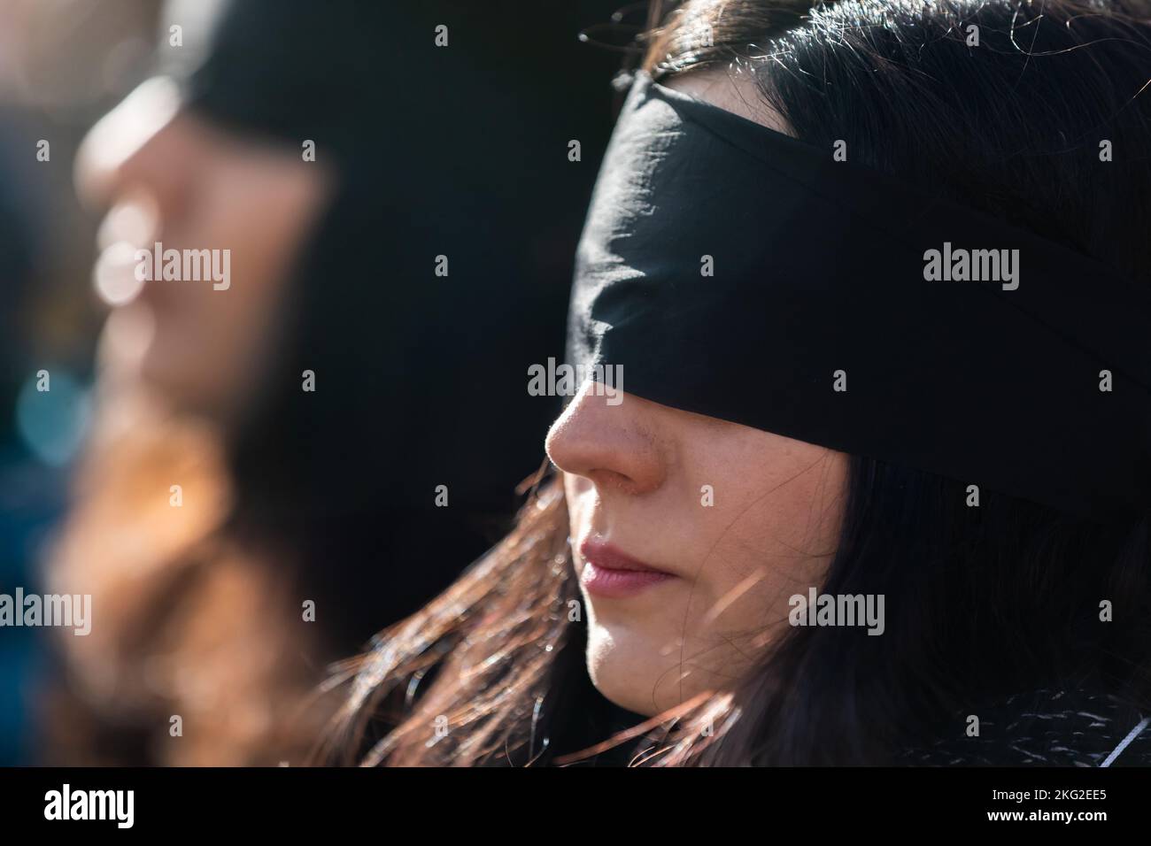 Le donne hanno visto indossare cibfoli neri durante un raduno a sostegno delle persone in Iran e Ucraina. La gente di Halifax si è riunita sabato al Peace and Friendship Park per mostrare sostegno al popolo ucraino e iraniano. Centinaia di sostenitori hanno dato i loro segnali e hanno chiesto di agire, di fronte ai leader della difesa che discutevano delle pressanti preoccupazioni sulla sicurezza globale all’Halifax International Security Forum. L'organizzatore Reza Rahimi ha detto che voleva che quei leader sentessero la loro voce, soprattutto perché così tante persone che vivono in quei paesi non possono parlare con i media. I dimostranti hanno detto che volevano essere la voce Foto Stock