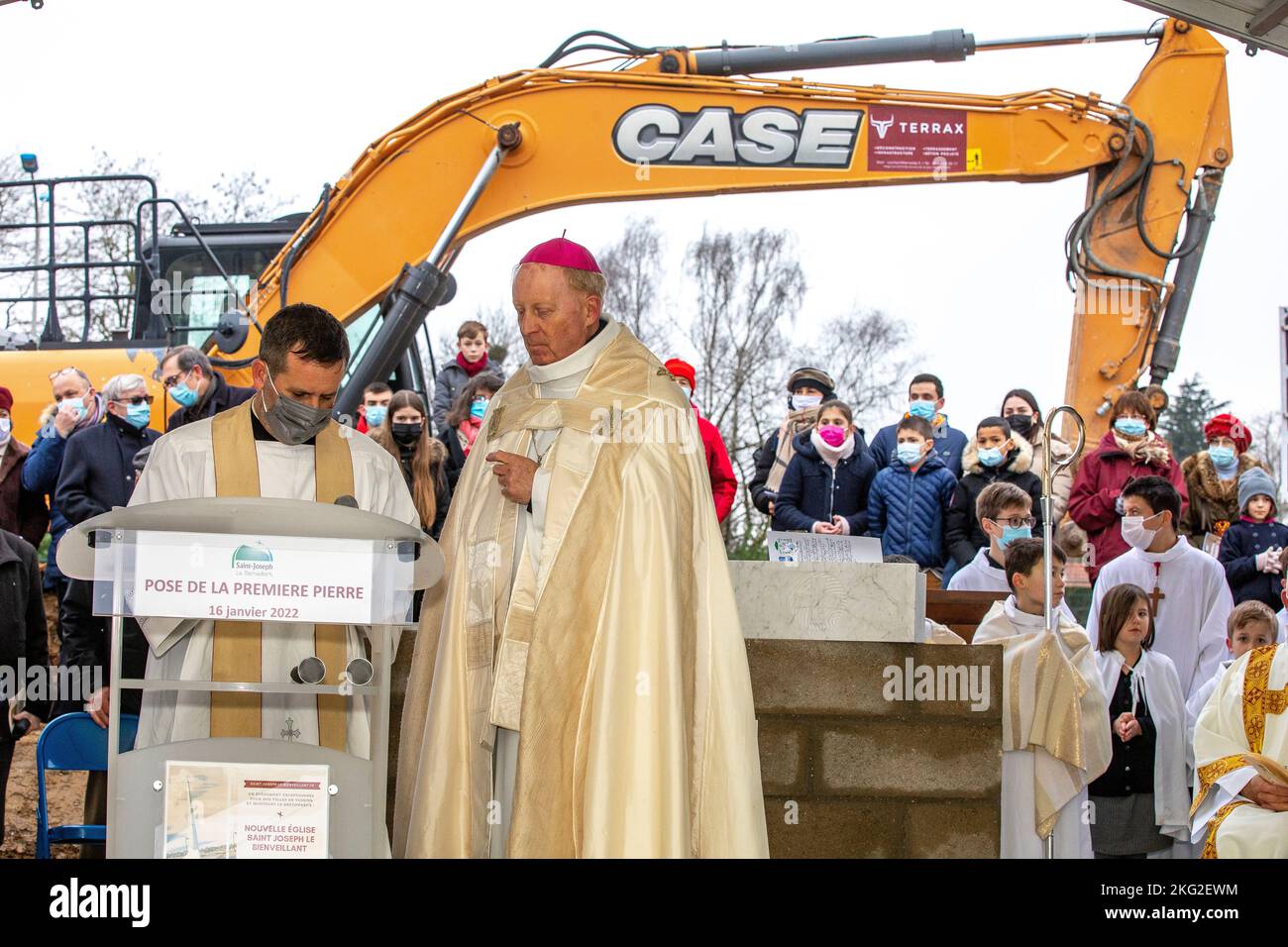 Posa e benedizione della prima pietra della chiesa cattolica di San Giuseppe le Bienveillant nella parrocchia di Montigny-Voisins le Bretonneux, Yvelines Foto Stock