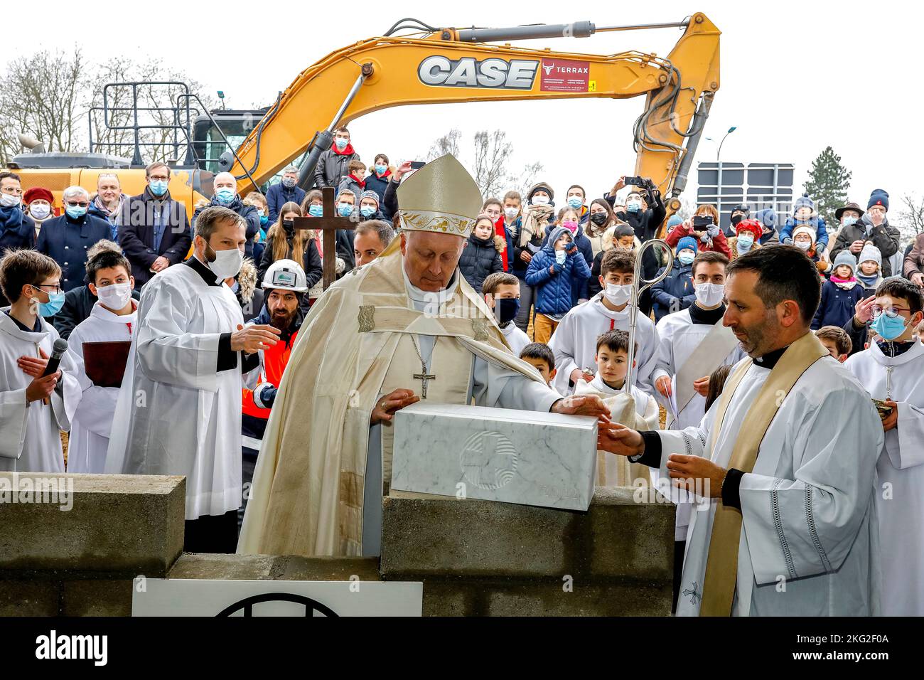 Posa e benedizione della prima pietra della chiesa cattolica di San Giuseppe le Bienveillant nella parrocchia di Montigny-Voisins le Bretonneux, Yvelines Foto Stock