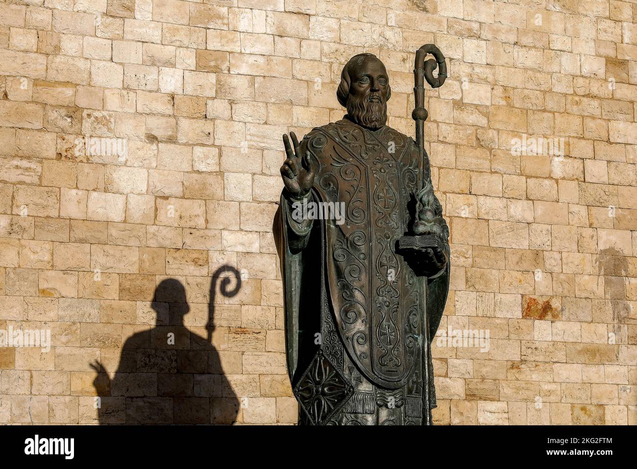 Statua di San Nicola fuori dalla basilica di Bari Foto Stock