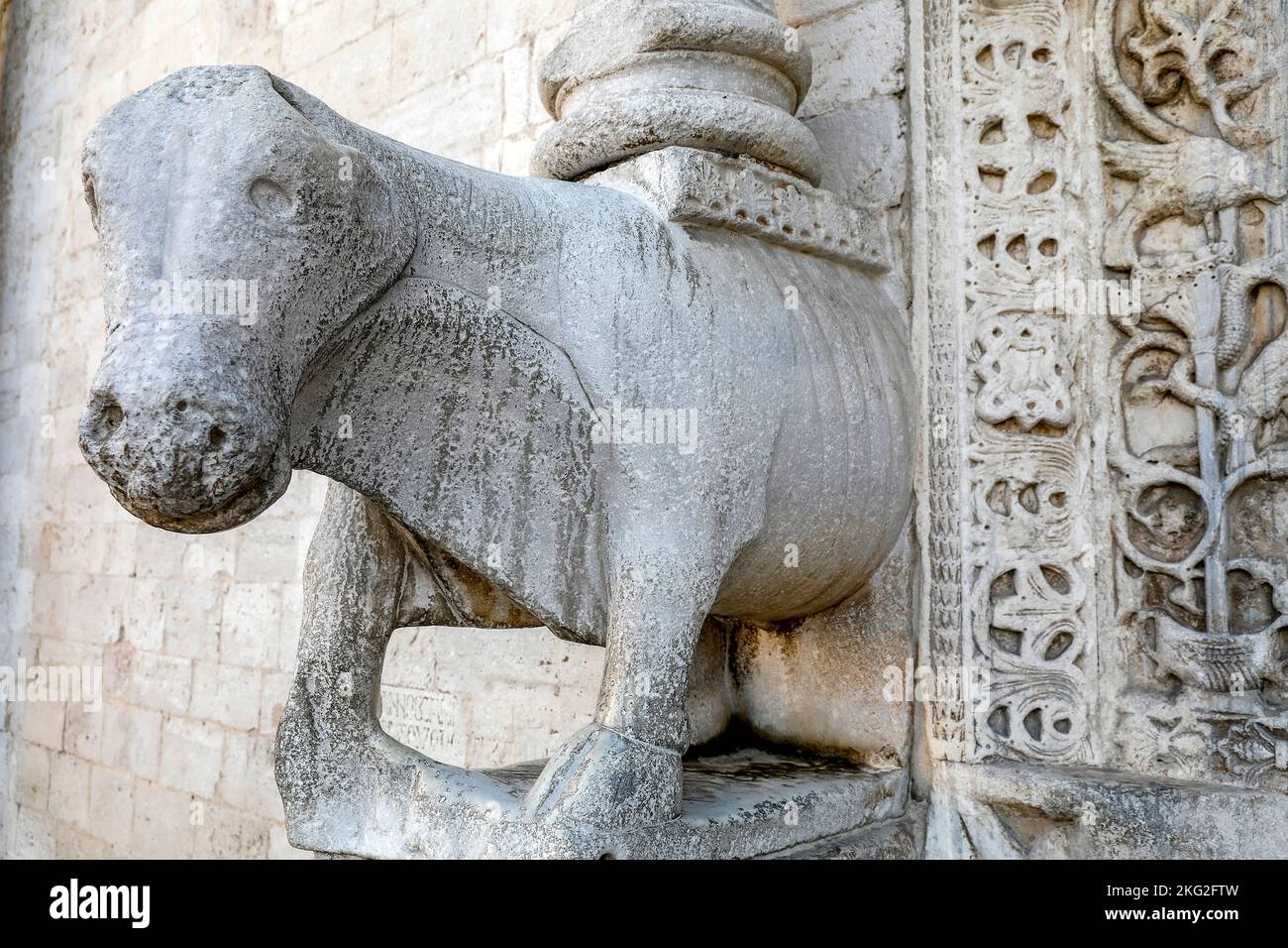 Statua all'esterno della basilica di San Nicola, Bari, Italia Foto Stock