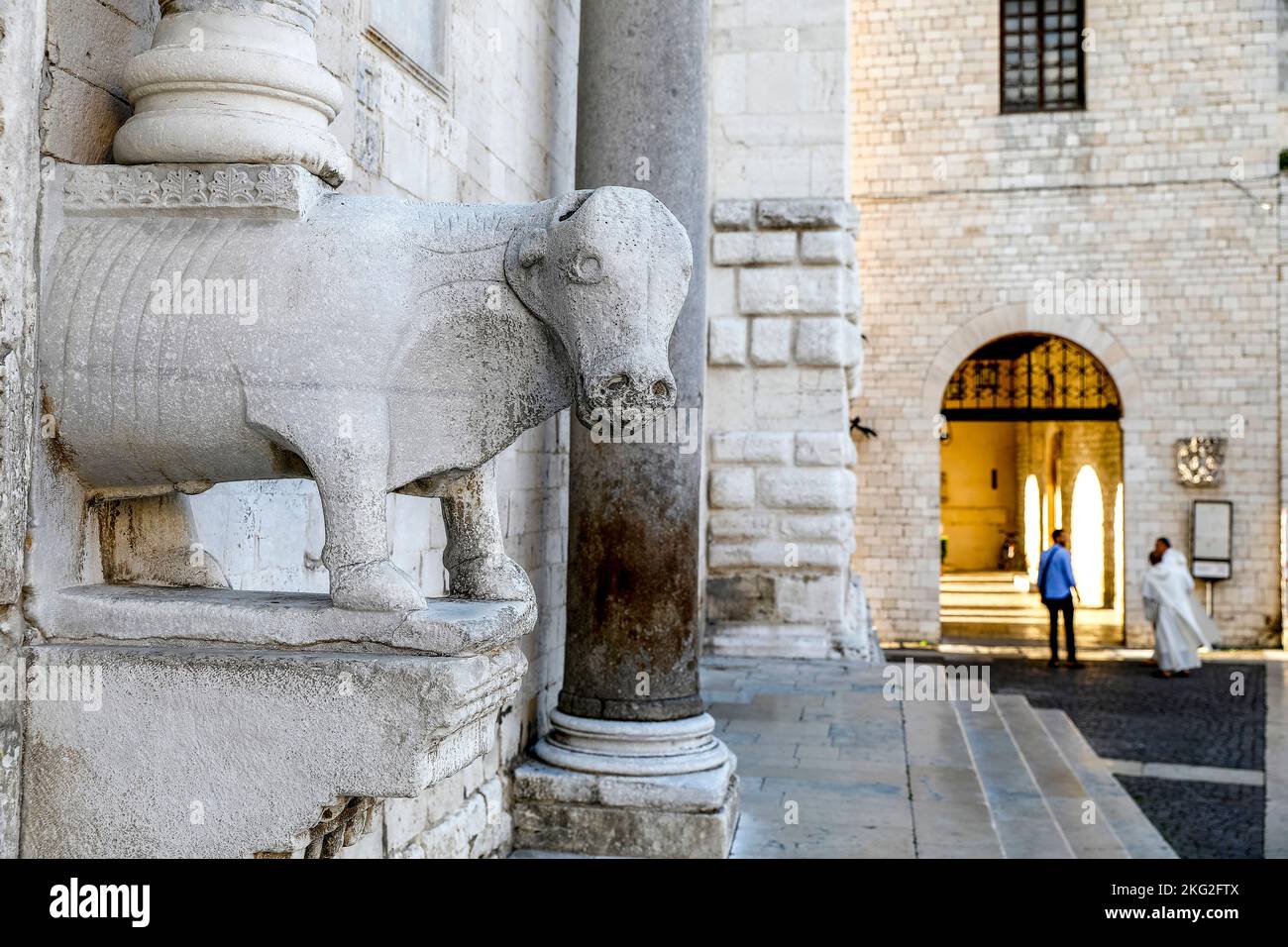 Statua all'esterno della basilica di San Nicola, Bari, Italia Foto Stock