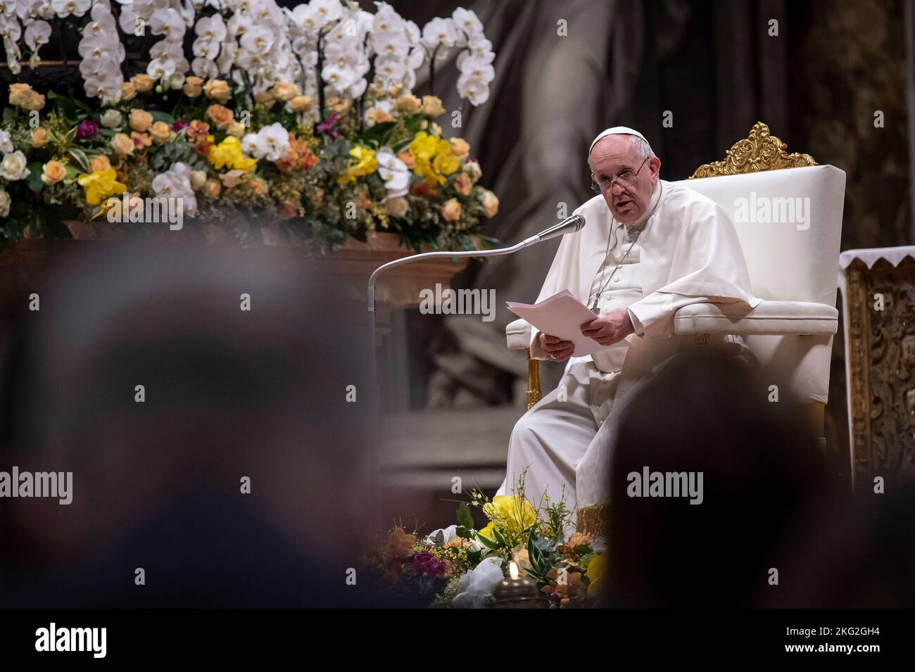 Papa Francesco presiede la Veglia Pasquale nella Basilica di San Pietro. I cristiani di tutto il mondo stanno segnando la settimana Santa. Vaticano. Foto Stock