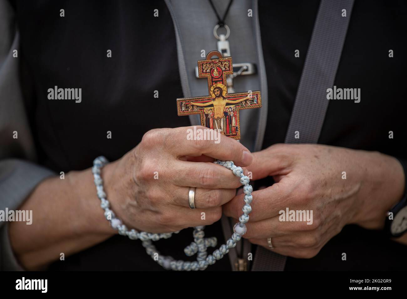 Papa francesco recita l'angelus immagini e fotografie stock ad alta