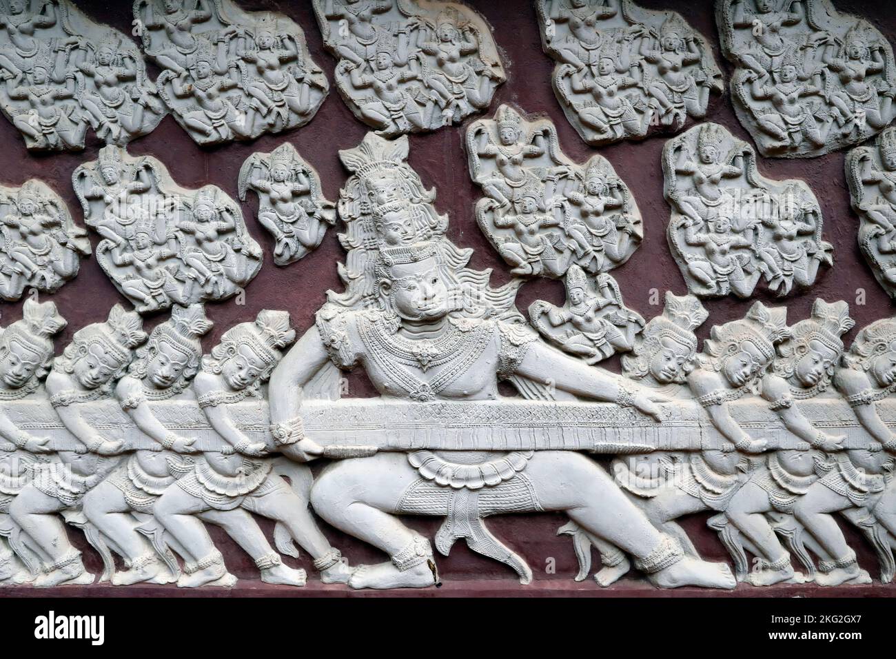 Monastero di Wat Ounalom. La Samudra Manthana ( zangolatura dell'oceano ) spiega l'origine dell'elisir della vita eterna, amrita. Phnom Penh. Cambo Foto Stock