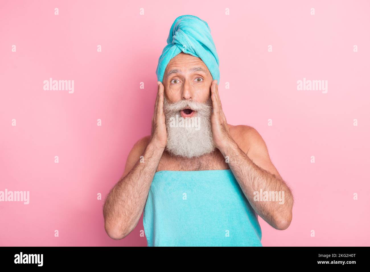 Ritratto di scioccato anziano uomo impressionato procedura di cura del corpo sconti isolati su sfondo di colore pastello Foto Stock