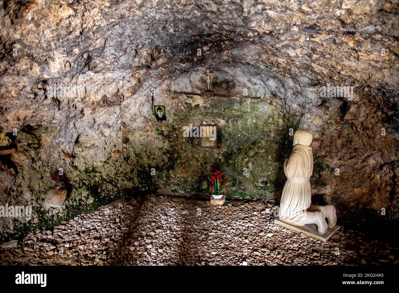 La grotta dove Saint charbel trascorse 18 anni a pregare e meditare prima di entrar nel monastero di Bekaa Kafra, il suo villaggio natale in Libano Foto Stock