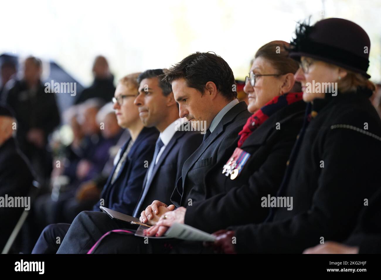 Il primo ministro Rishi Sunak e il ministro degli Affari dei Veterani, Johnny Mercer (terza destra), al National Memorial Arboretum di Alrewas, Staffordshire, durante una commemorazione per i veterani del programma britannico di test nucleari, il cui "contributo inestimabile" al paese è destinato a essere contrassegnato. Data immagine: Lunedì 21 novembre 2022. Foto Stock