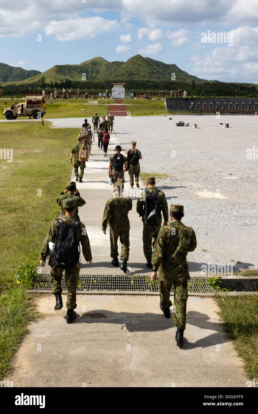 I Marines degli Stati Uniti con la III forza di spedizione marina, i membri della forza di autodifesa di terra del Giappone e i rappresentanti dei mezzi di informazione di Okinawan, visitano una gamma a Camp Hansen, Okinawa, Giappone, 25 ottobre 2022. III MEF ha ospitato un seminario sui media per i rappresentanti dei media di Okinawan per fornire una migliore comprensione di ciò che il III MEF fa al fine di migliorare le relazioni con la loro nazione ospitante. I rappresentanti dei media hanno avuto l'opportunità di volare su aerei militari, osservare le gamme di fuoco dal vivo e visitare il Jungle Warfare Training Center. Foto Stock