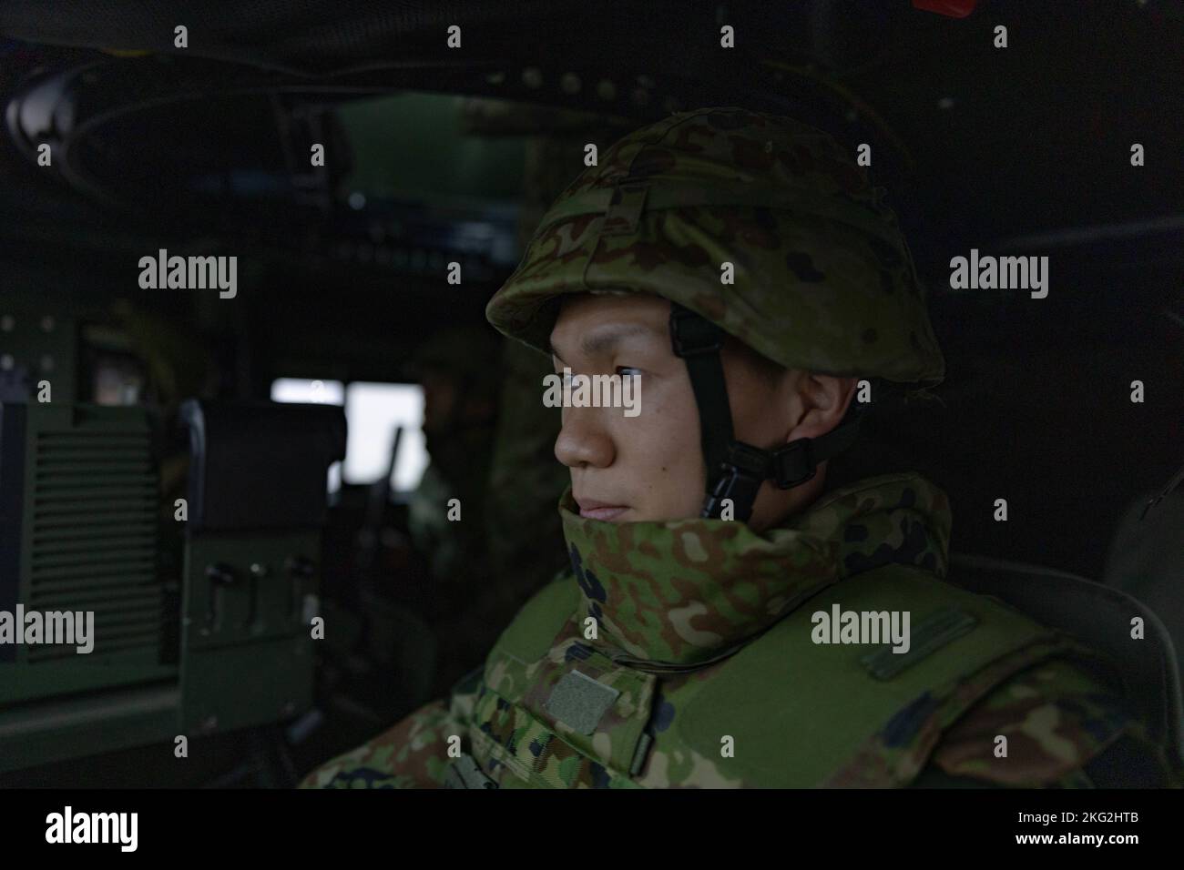 Giappone Ground Self-Defense Force Sgt. Hideaki Ito, un soldato con 15th Reconnaissance Company, 15th Brigata, partecipa all'addestramento del simulatore di convoglio di combattimento a Camp Hansen, Okinawa, Giappone, 25 ottobre 2022. III Marine Expeditionary Force ha ospitato un seminario di media per i rappresentanti dei media di Okinawan per fornire una migliore comprensione di ciò che il III MEF fa al fine di migliorare le relazioni con la loro nazione ospitante. I rappresentanti dei media hanno avuto l'opportunità di volare su aerei militari, osservare le gamme di fuoco dal vivo e visitare il Jungle Warfare Training Center. ITO è un nativo di Fukuoka, Giappone. Foto Stock