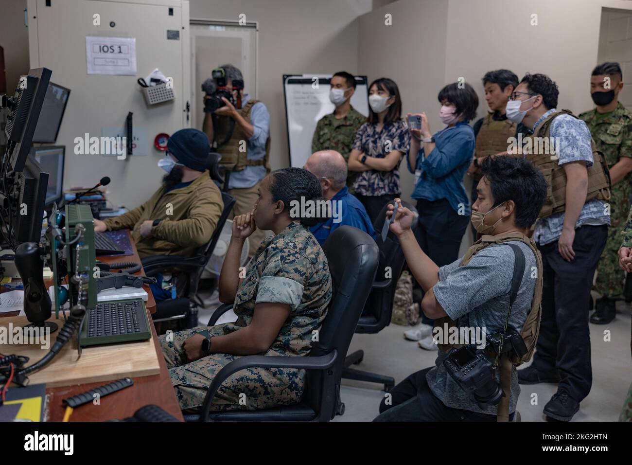 Marines degli Stati Uniti con III Marine Expeditionary Force, Giappone Ground Self-Defense Force membri, e Okinawan rappresentanti dei media, osservare addestramento di simulatore di convoglio di combattimento, a Camp Hansen, Okinawa, Giappone, 25 ottobre, 2022. III MEF ha ospitato un seminario di media per i rappresentanti dei media di Okinawan per fornire una migliore comprensione di ciò che III MEF fa al fine di migliorare le relazioni con la loro nazione ospitante. I rappresentanti dei media hanno avuto l'opportunità di volare su aerei militari, osservare le gamme di fuoco dal vivo e visitare il Jungle Warfare Training Center. Foto Stock