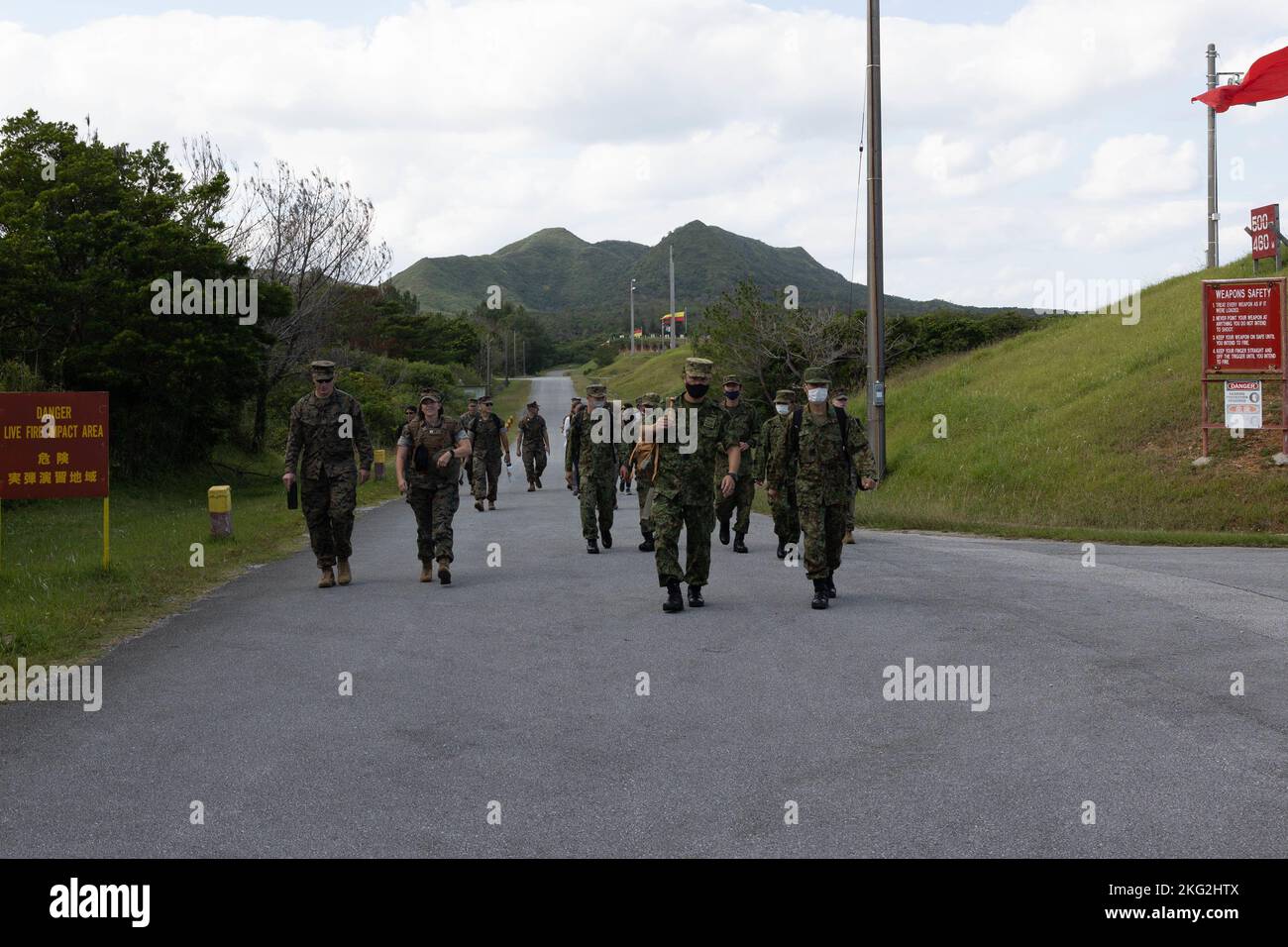 I Marines degli Stati Uniti con la III forza di spedizione marina, i membri della forza di autodifesa di terra del Giappone e i rappresentanti dei mezzi di informazione di Okinawan, visitano una gamma a Camp Hansen, Okinawa, Giappone, 25 ottobre 2022. III MEF ha ospitato un seminario sui media per i rappresentanti dei media di Okinawan per fornire una migliore comprensione di ciò che il III MEF fa al fine di migliorare le relazioni con la loro nazione ospitante. I rappresentanti dei media hanno avuto l'opportunità di volare su aerei militari, osservare le gamme di fuoco dal vivo e visitare il Jungle Warfare Training Center. Foto Stock