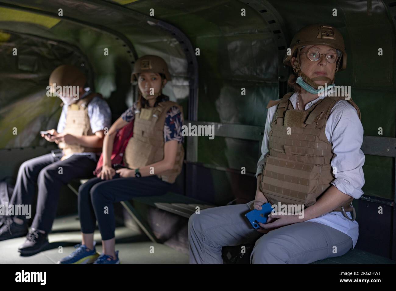 I rappresentanti dei media di Okinawa vengono trasportati in un veicolo di media sostituzione tattica a Camp Hansen, Okinawa, Giappone, 25 ottobre 2022. III Marine Expeditionary Force ha ospitato un seminario di media per i rappresentanti per fornire una migliore comprensione di ciò che III MEF fa al fine di migliorare le relazioni con la loro nazione ospitante. I rappresentanti dei media hanno avuto l'opportunità di volare su aerei militari, osservare le gamme di fuoco dal vivo e visitare il Jungle Warfare Training Center. Foto Stock