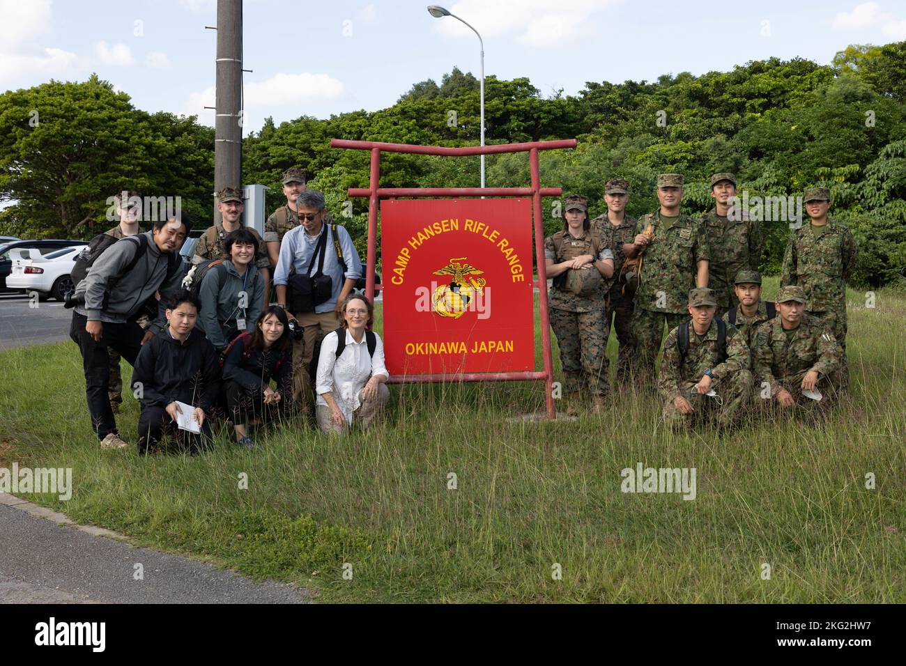 I Marines degli Stati Uniti con la III forza di spedizione marina, i membri della forza di autodifesa di terra del Giappone e i rappresentanti dei mezzi di comunicazione di Okinawan, posano per una foto a Camp Hansen, Okinawa, Giappone, 25 ottobre 2022. III MEF ha ospitato un seminario sui media per i rappresentanti dei media di Okinawan per fornire una migliore comprensione di ciò che il III MEF fa al fine di migliorare le relazioni con la loro nazione ospitante. I rappresentanti dei media hanno avuto l'opportunità di volare su aerei militari, osservare le gamme di fuoco dal vivo e visitare il Jungle Warfare Training Center. Foto Stock