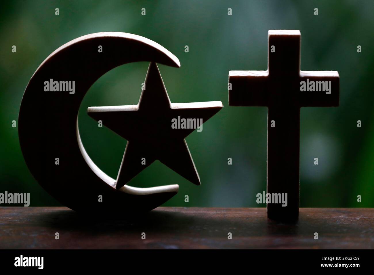 Simboli religiosi : Mezzaluna e Stella musulmana e croce cattolica. Concetto di dialogo interreligioso o interreligioso. Foto Stock