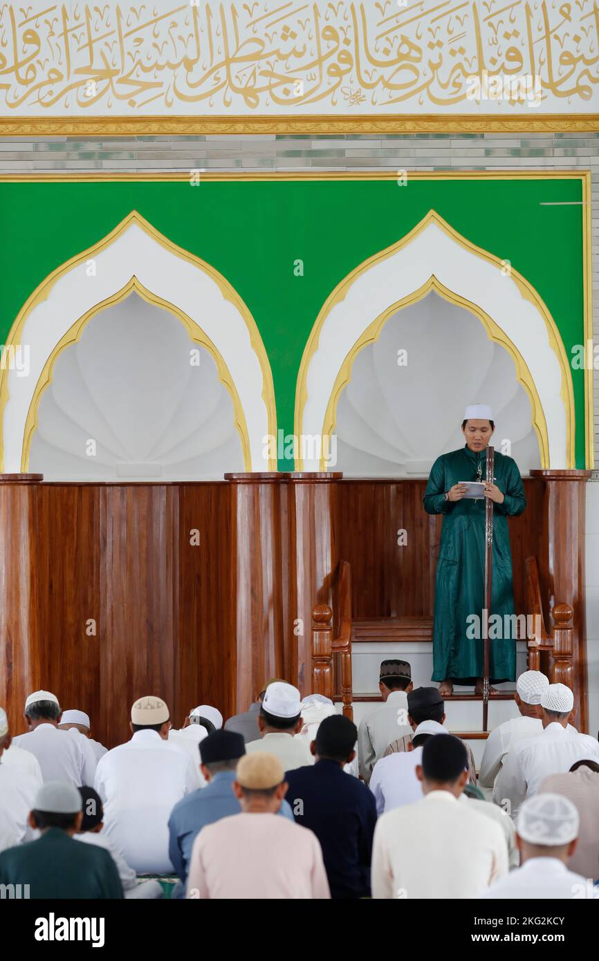 La comunità musulmana nella preghiera del venerdì (salat) nella moschea. Venerdì sermone da Imam. Chau Doc. Vietnam. Foto Stock