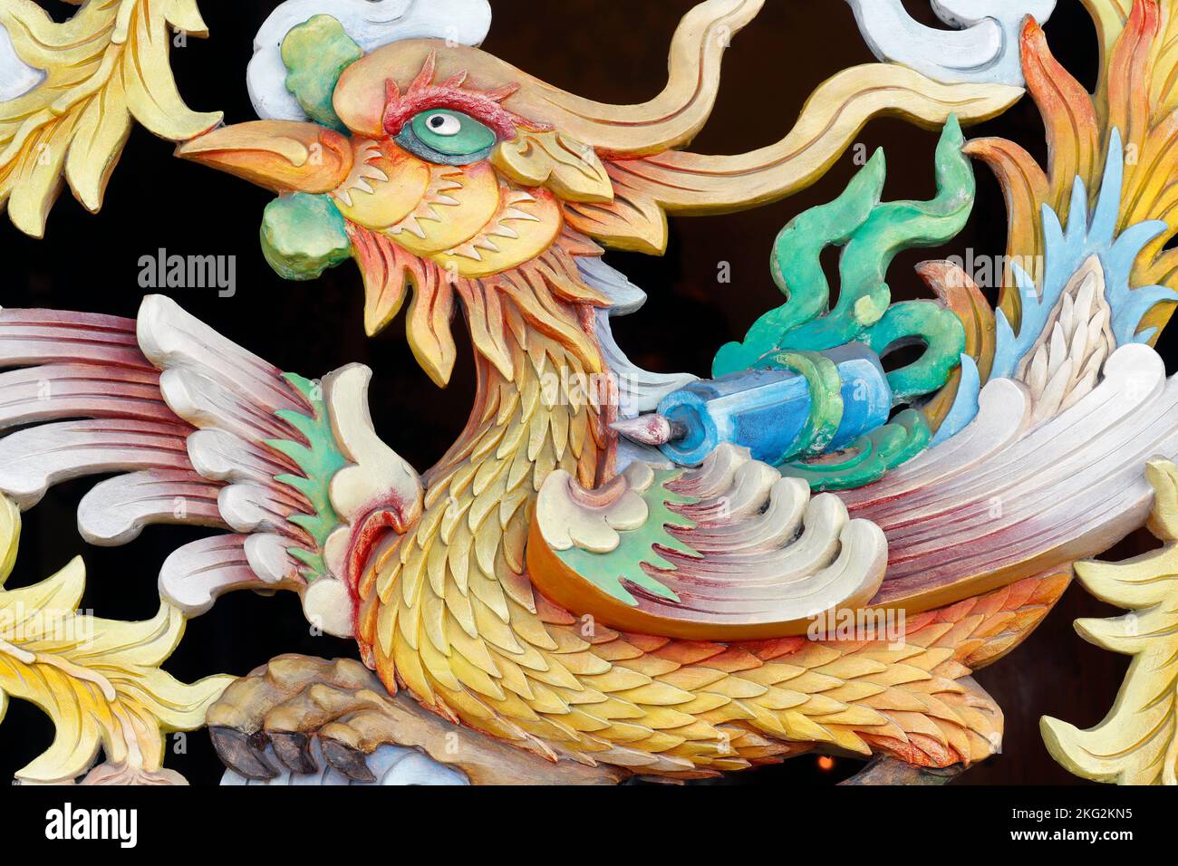 Tempio buddista di BA Vang. Pareti ornate con decorazioni Phoenix. Il Phoenix è un uccello di lunga vita che si rigenera ciclicamente. Uong Bi. Vietnam. Foto Stock