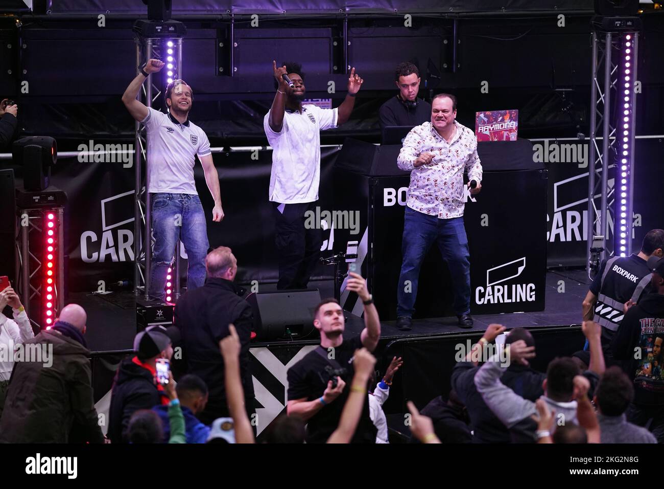 Olly Murs e Shaun Williamson si esibiscono al BoxPark Wembley, in vista della proiezione della partita di Coppa del mondo FIFA di Gruppo B tra Inghilterra e Iran. Data immagine: Lunedì 21 novembre 2022. Foto Stock