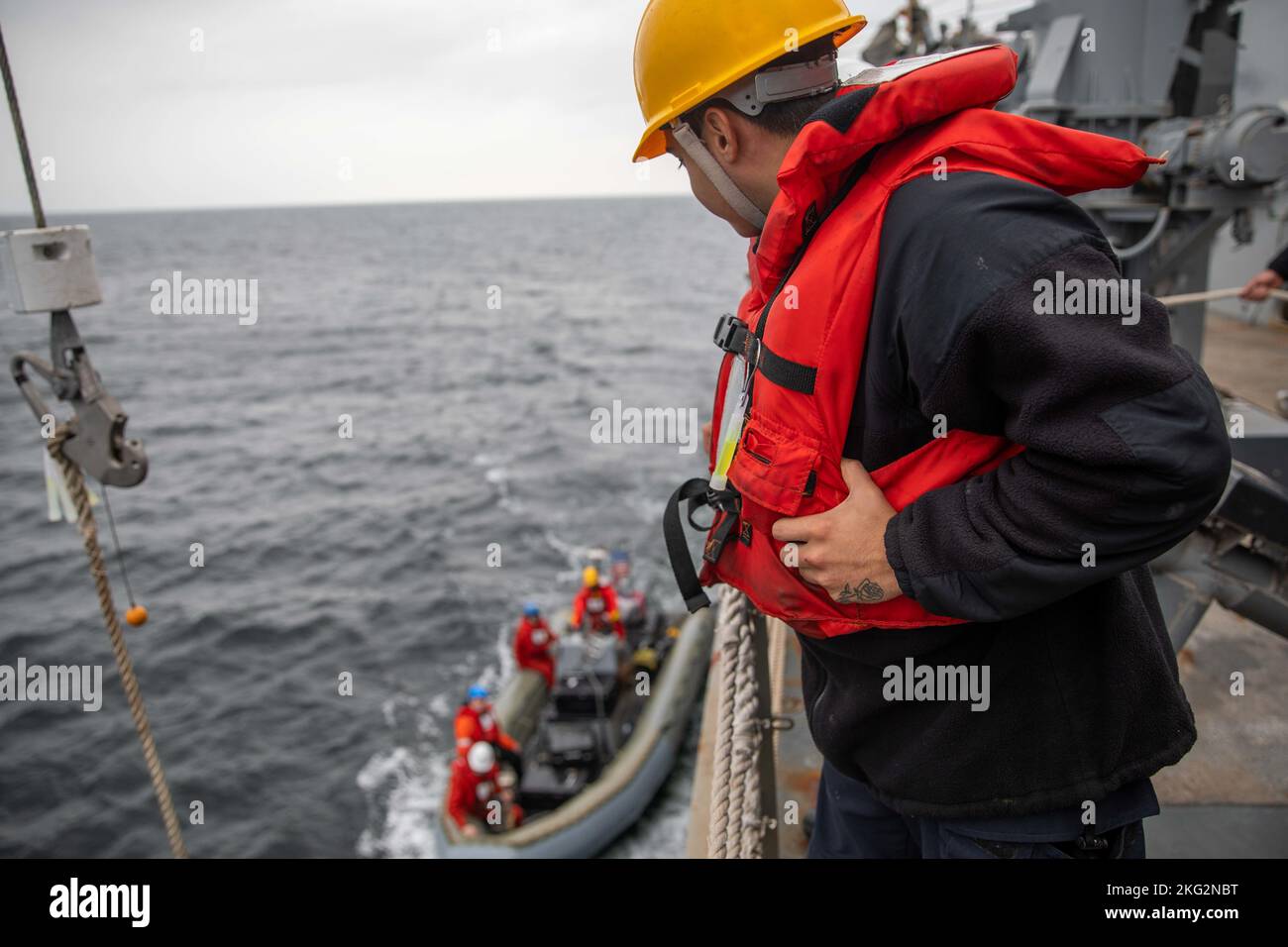 MAR BALTICO (ott 25, 2022) il compagno di Boatswain Seaman Pablo Garciamedina osserva una barca gonfiabile a scafo rigido (RHIB), fissata al cacciatorpediniere missilistico guidato di classe Arleigh Burke USS Roosevelt (DDG 80), che si allena alla nave durante le operazioni nautiche, 25 ottobre 2022. Roosevelt si trova in una distribuzione programmata nell'area operativa delle forze Navali USA in Europa, impiegata dalla U.S. Sesta flotta per difendere gli interessi degli Stati Uniti, alleati e partner. Foto Stock MAR BALTICO (ott 25, 2022) il compagno di Boatswain Seaman Pablo Garciamedina osserva una barca gonfiabile a scafo rigido (RHIB), fissata al cacciatorpediniere missilistico guidato di classe Arleigh Burke USS Roosevelt (DDG 80), che si allena alla nave durante le operazioni nautiche, 25 ottobre 2022. Roosevelt si trova in una distribuzione programmata nell'area operativa delle forze Navali USA in Europa, impiegata dalla U.S. Sesta flotta per difendere gli interessi degli Stati Uniti, alleati e partner. Foto Stock