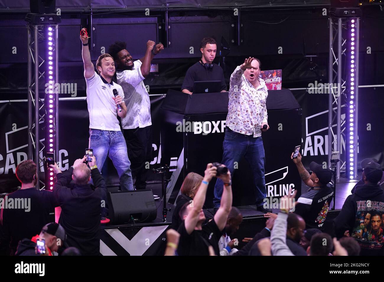 Olly Murs e Shaun Williamson si esibiscono al BoxPark Wembley, in vista della proiezione della partita di Coppa del mondo FIFA di Gruppo B tra Inghilterra e Iran. Data immagine: Lunedì 21 novembre 2022. Foto Stock