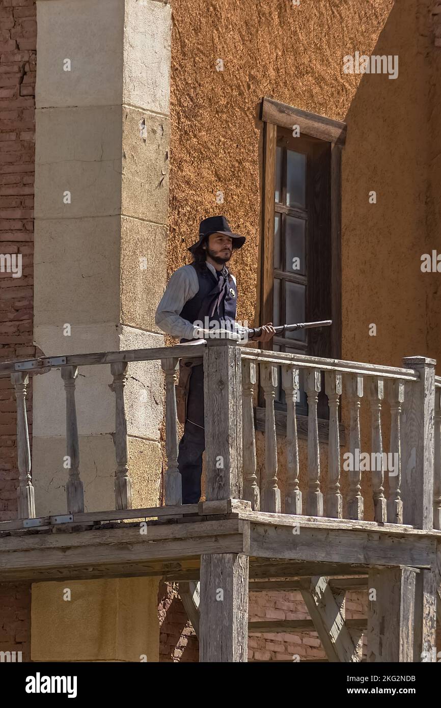 Alméria Spain - 09 15 2021: Scene di performance dal vivo, cowboy sheriff su un edificio balcone, con fucile a mani libere, su Oasys - Mini Hollywood, spagnolo W Foto Stock