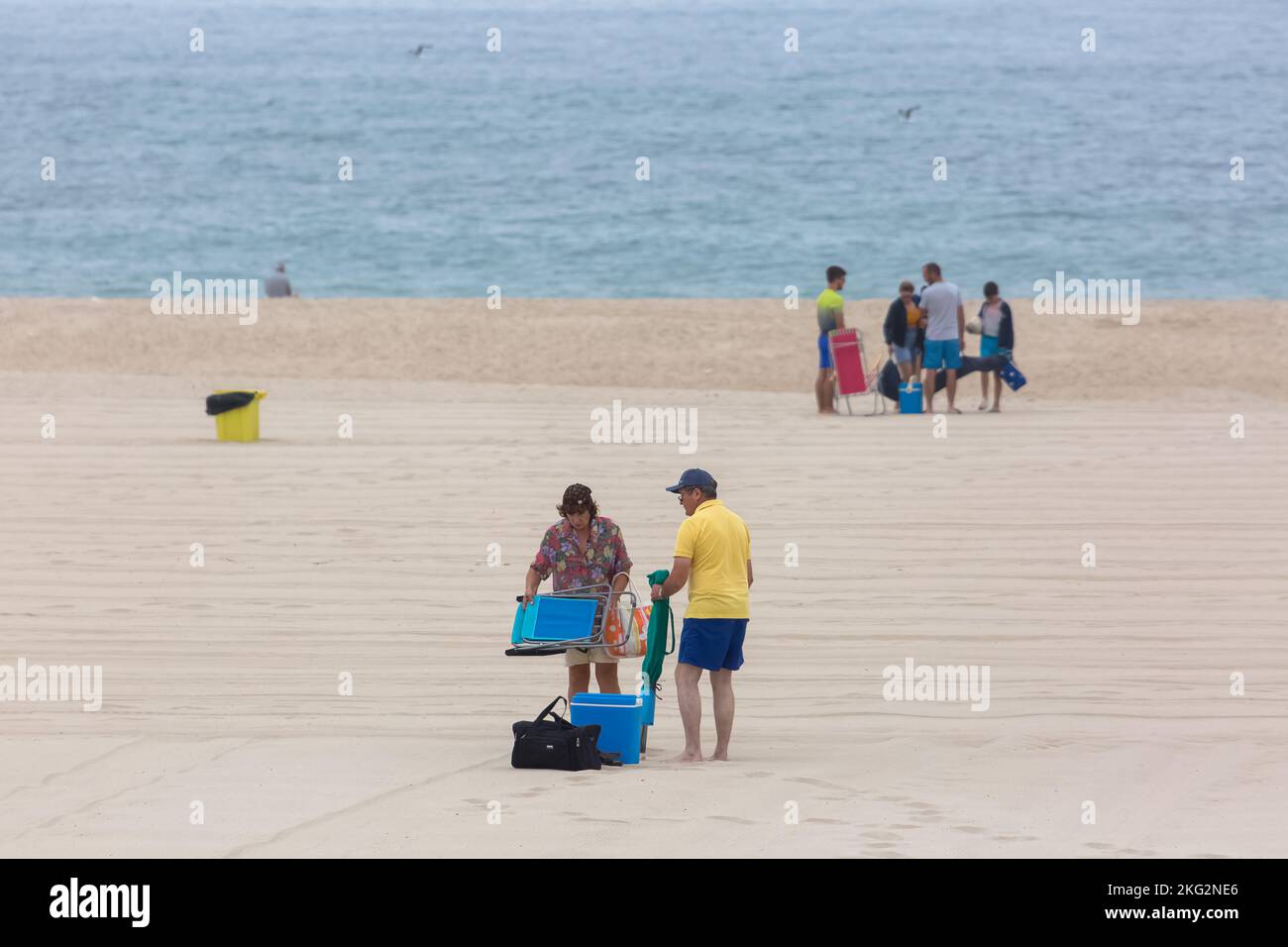 Torreira Aveiro Portugal - 08 07 2022 : Vista della gente sulla spiaggia che si prepara a stabilirsi nella sabbia, tipica usanza delle famiglie portoghesi in summ Foto Stock