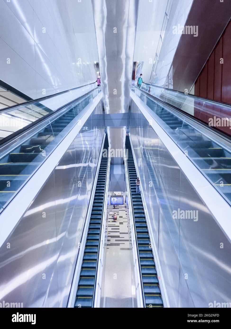 Scale mobili molto lunghe nella metropolitana di Singapore. Foto Stock