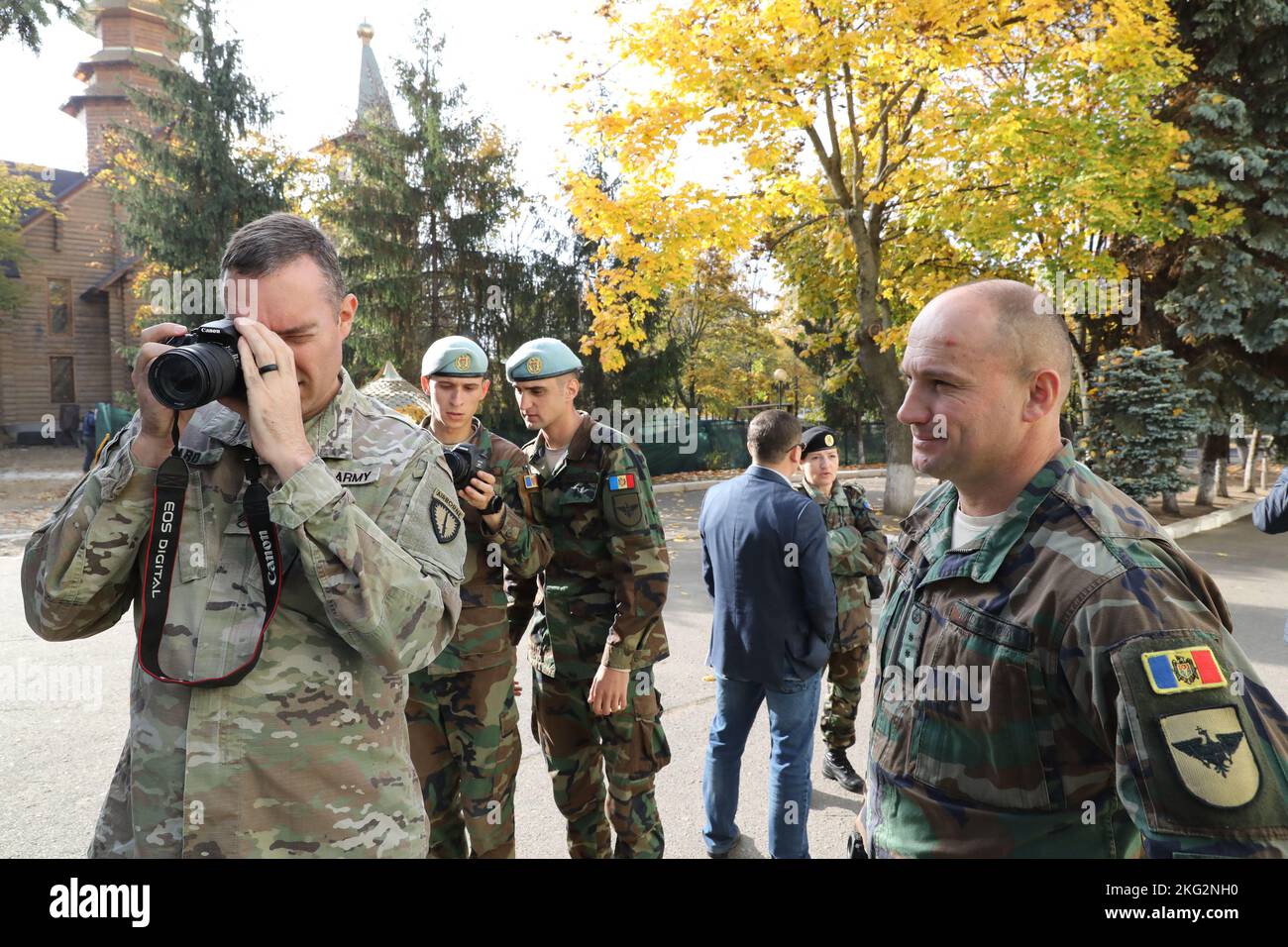 Uno specialista degli affari pubblici degli Stati Uniti Special Operations Command Europe (SOCEUR) mostra a un soldato moldavo come modificare l'esposizione su una telecamera durante uno scambio di esperti in materia (SMEE) a Chisinau, Moldova, 25 ottobre 2022. Un team di SOCEUR ha lavorato con la cella di massa moldava durante il SMEE e ha fornito formazione tecnica sulle nuove apparecchiature per telecamere e formazione sulle operazioni per gli affari pubblici. Foto Stock