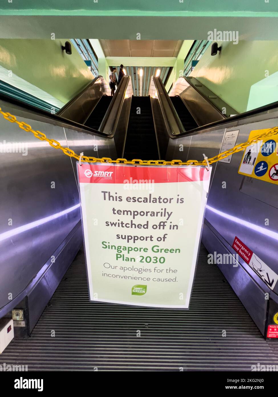 Vista verticale. La scala mobile è chiusa durante le ore non di punta per risparmiare energia per il Singapore Green Plan 2030. Un movimento nazionale sullo sviluppo sostenibile. Foto Stock