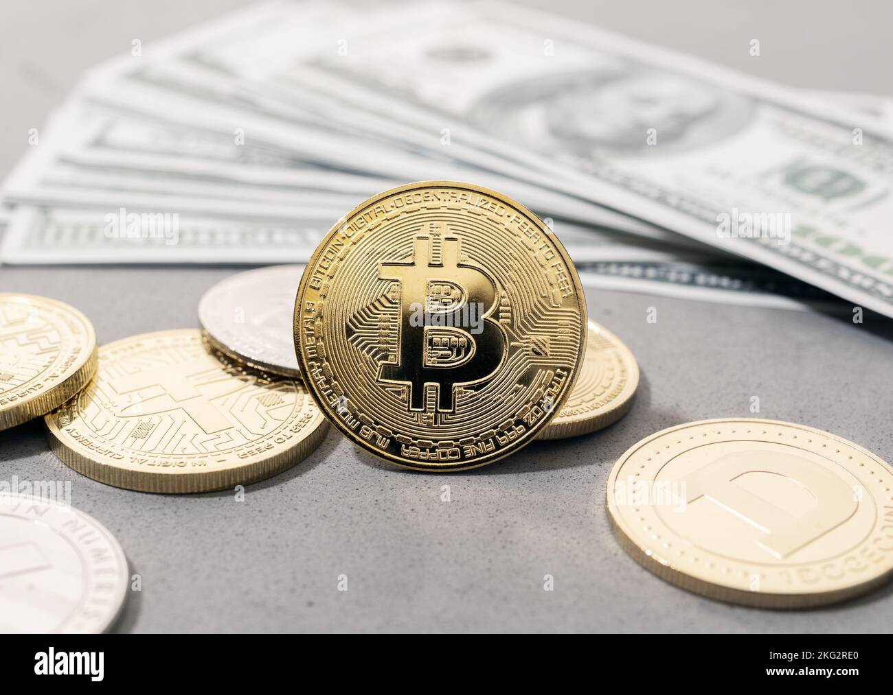 Monete Bitcoin, cripto e banconote in dollari USA. Crypto business finance background Foto Stock