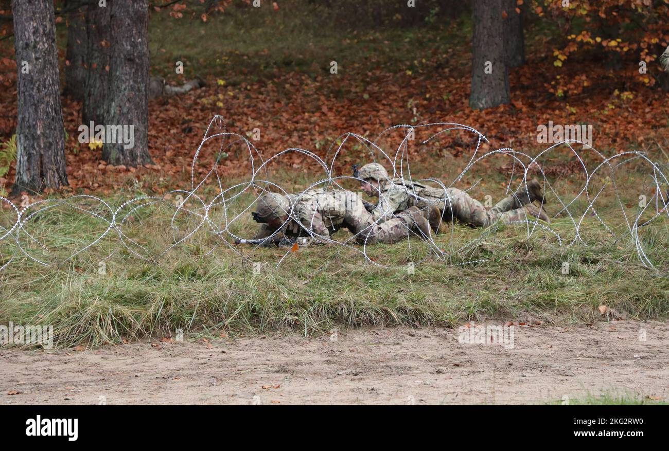GRAYWOLF Troopers, assegnati al 1-12 Reggimento di cavalleria, 3rd Armored Brigade Combat Team, 1st Cavalry Division, conducono un plotone STX, 26 ottobre 2022. Eventi di addestramento come questi promuovono la prontezza in tutta l'unità e aiutano i soldati a prepararsi per le situazioni che potrebbero affrontare sul campo di battaglia. 1st Cavalry Division,3rd Armored Brigade Combat Team,SCHIERAMENTO,GRAYWOLF,Polonia,Stronger Together, Foto Stock