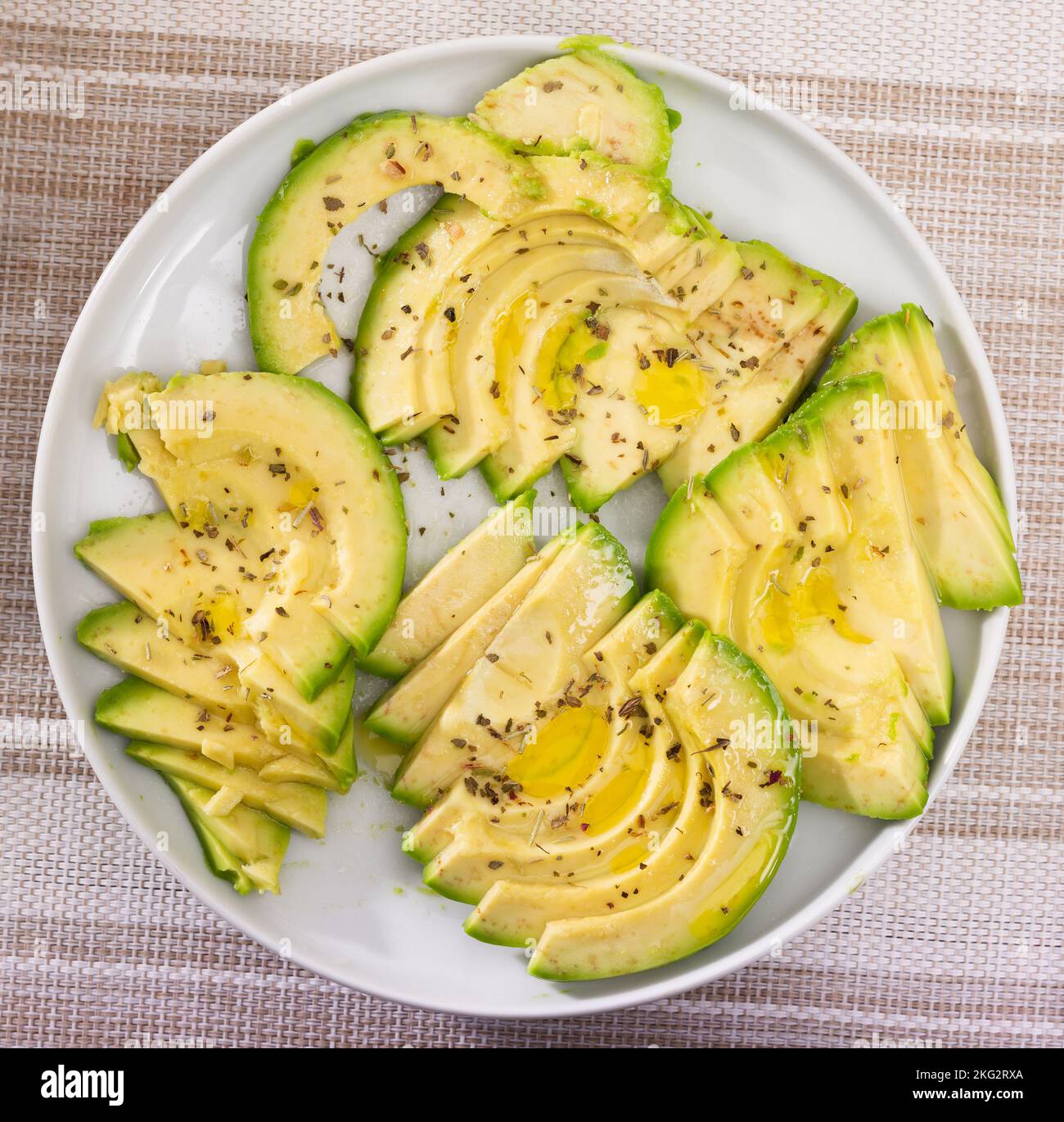 polpa di avocado matura tagliata a pezzetti cosparso di succo di limone su un piatto Foto Stock