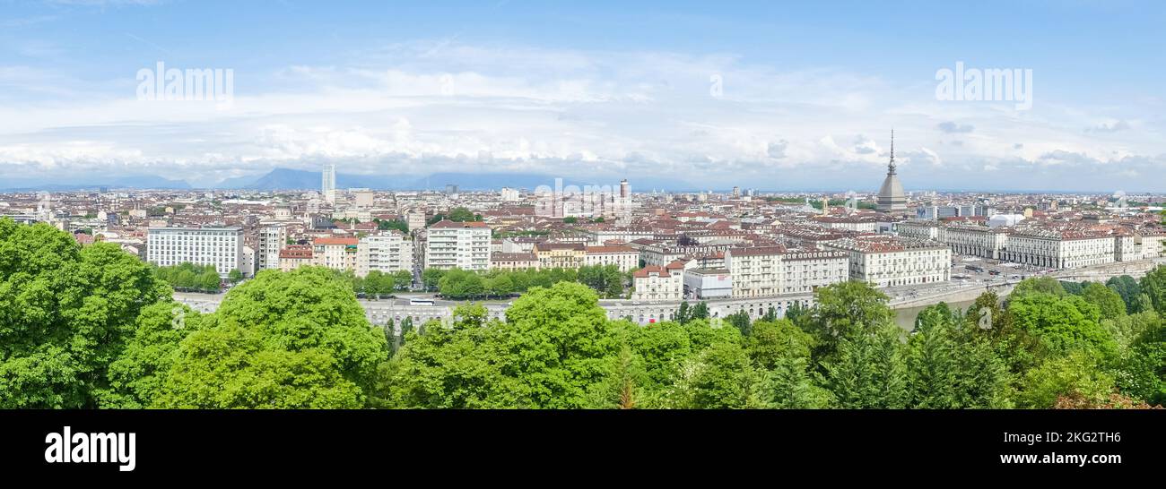 Torino, Italia - 05-06-2022: Vista aerea extra grandangolare dello skyline di Torino con la Mole Antonelliana Foto Stock